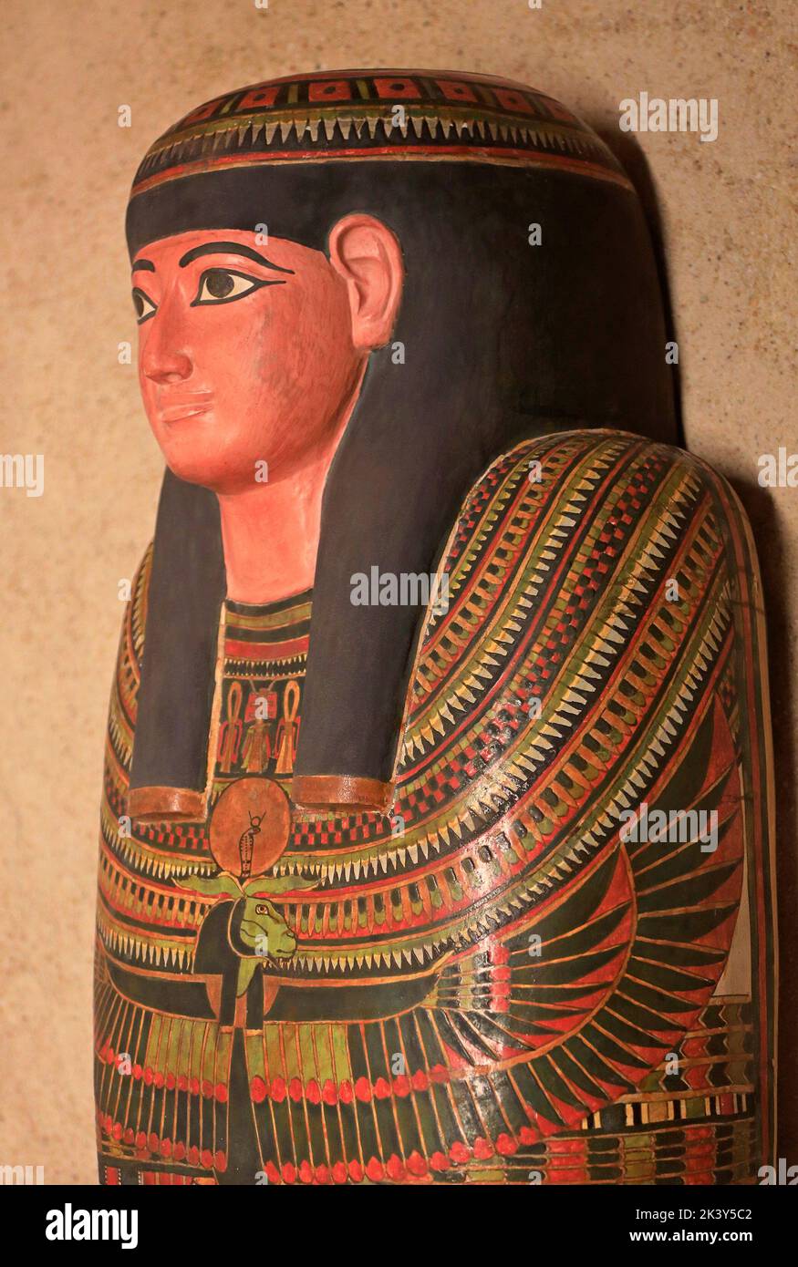 Ägyptisch bemalter Sarkophag aus Holz Stockfoto