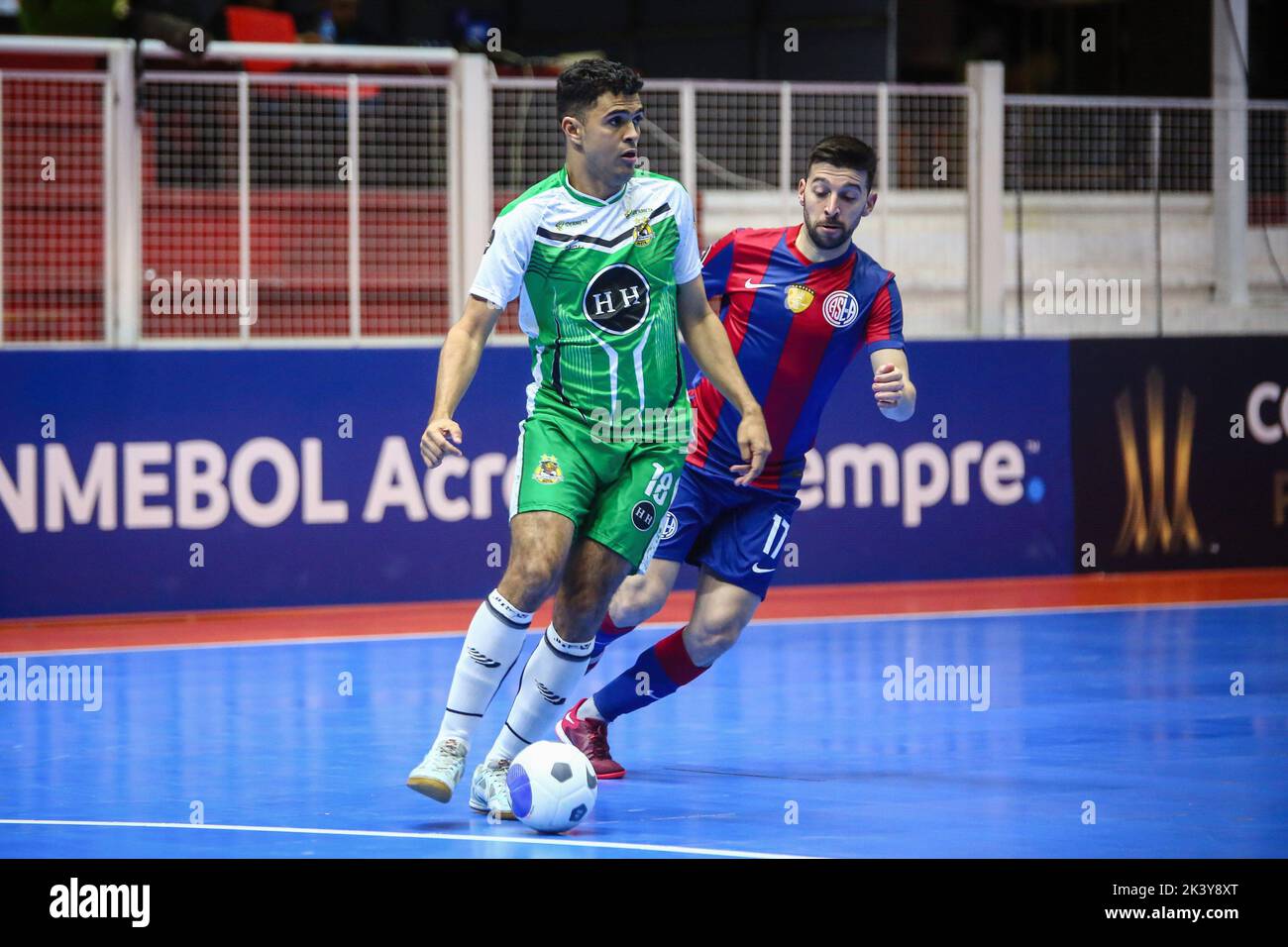 Buenos Aires, Argentinien. 28. September 2022. Alexander Duque (L) von Deportivo Meta (COL) und Juan Rodriguez (R) von San Lorenzo (ARG) im Einsatz während des Viertelfinales von CONMEBOL Libertadores Futsal 2022 zwischen Deportivo Meta und San Lorenzo in der Befol Arena. Endergebnis; Deportivo Meta (COL) 1:8 San Lorenzo (ARG). Kredit: SOPA Images Limited/Alamy Live Nachrichten Stockfoto