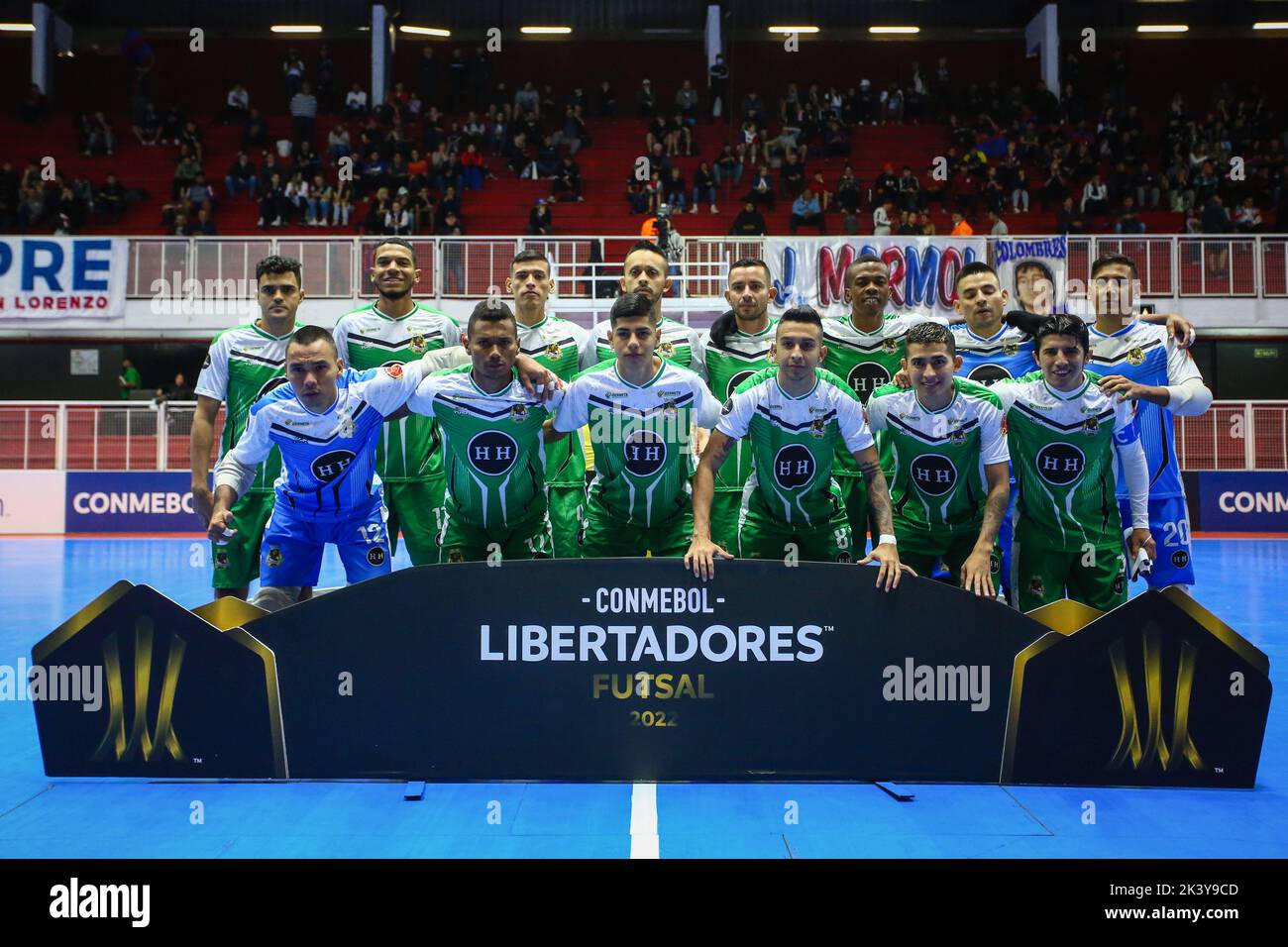 Buenos Aires, Argentinien. 28. September 2022. Deportivo Meta-Spieler posieren für ein Gruppenfoto vor dem Viertelfinale des CONMEBOL Libertadores Futsal 2022 zwischen Deportivo Meta und San Lorenzo in der Befol Arena. Endergebnis; Deportivo Meta (COL) 1:8 San Lorenzo (ARG). (Foto von Roberto Tuero/SOPA Images/Sipa USA) Quelle: SIPA USA/Alamy Live News Stockfoto