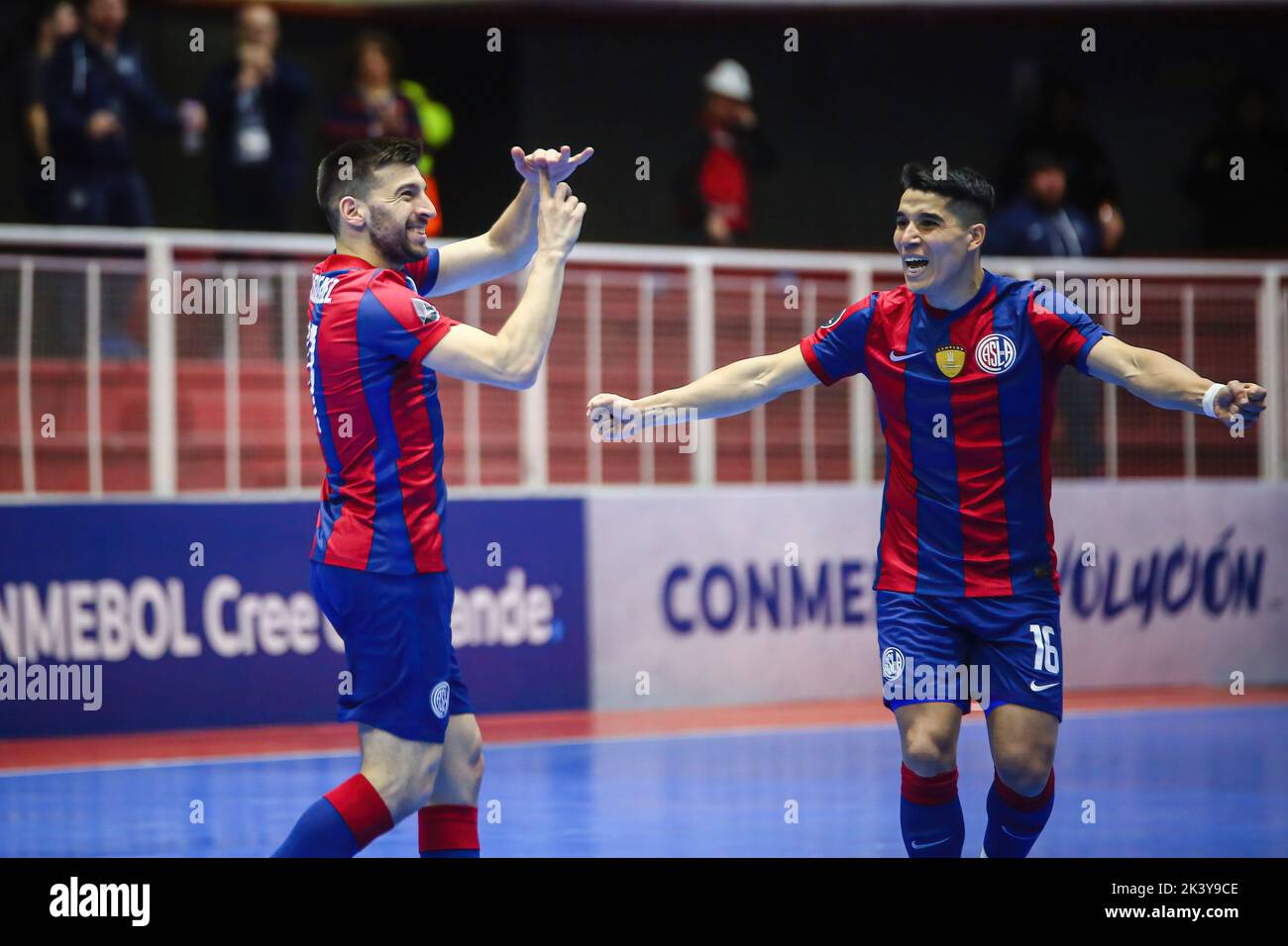 Buenos Aires, Argentinien. 28. September 2022. Juan Rodriguez (L) aus San Lorenzo (ARG) feiert nach einem Tor im Viertelfinale des CONMEBOL Libertadores Futsal 2022 zwischen Deportivo Meta und San Lorenzo in der Befol Arena. Endergebnis; Deportivo Meta (COL) 1:8 San Lorenzo (ARG). (Foto von Roberto Tuero/SOPA Images/Sipa USA) Quelle: SIPA USA/Alamy Live News Stockfoto