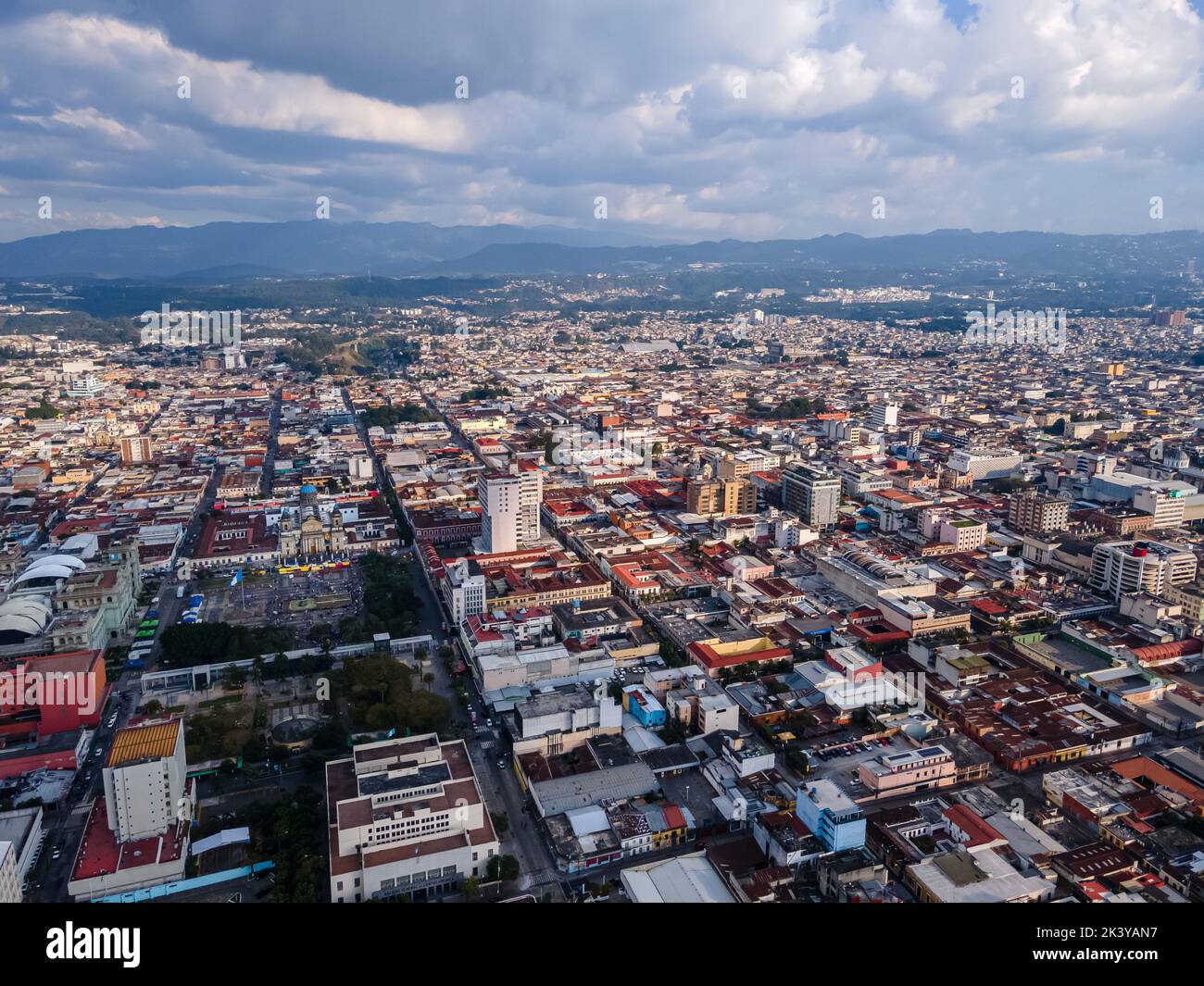 Schöne Luftaufnahme von Guatemala-Stadt - Catedral Metropolitana de Santiago de Guatemala, der Constitution Plaza in Guatemala Stockfoto