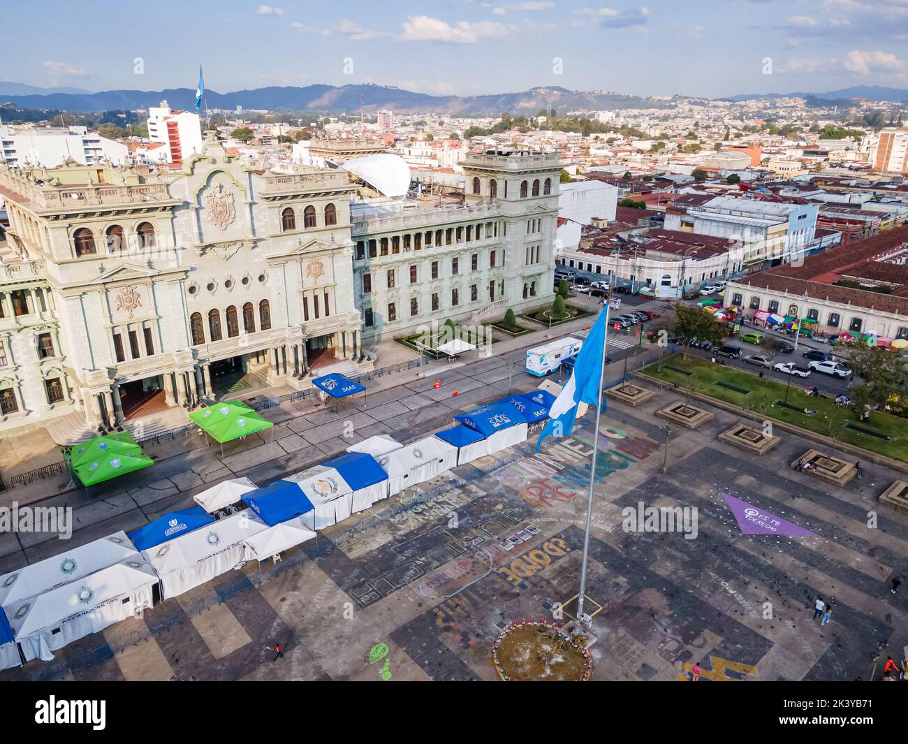 Schöne Luftaufnahme von Guatemala-Stadt - Catedral Metropolitana de Santiago de Guatemala, der Constitution Plaza in Guatemala Stockfoto