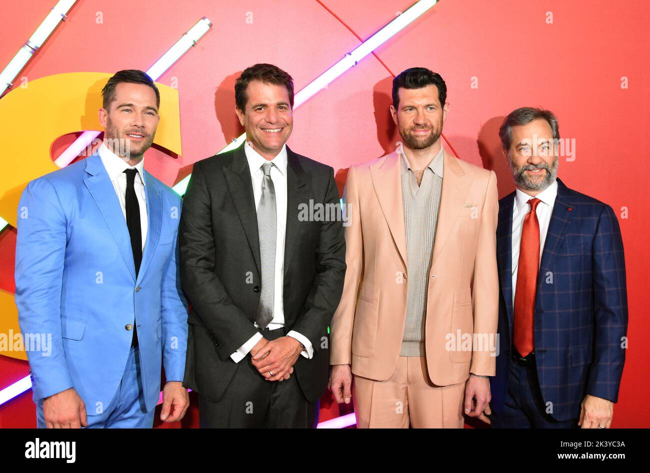 Los Angeles, California, USA 28.. September 2022 (L-R) Schauspieler Luke Macfarlane, Regisseur Nichols Stoller, Schauspieler/Autor/Produzent Billy Eichner und Produzent Judd Apatow nehmen am 28. September 2022 an der Los Angeles Premiere von Universal Picters' 'Bros' im Regal LA Live in Los Angeles, Kalifornien, USA Teil. Foto von Barry King/Alamy Live News Stockfoto