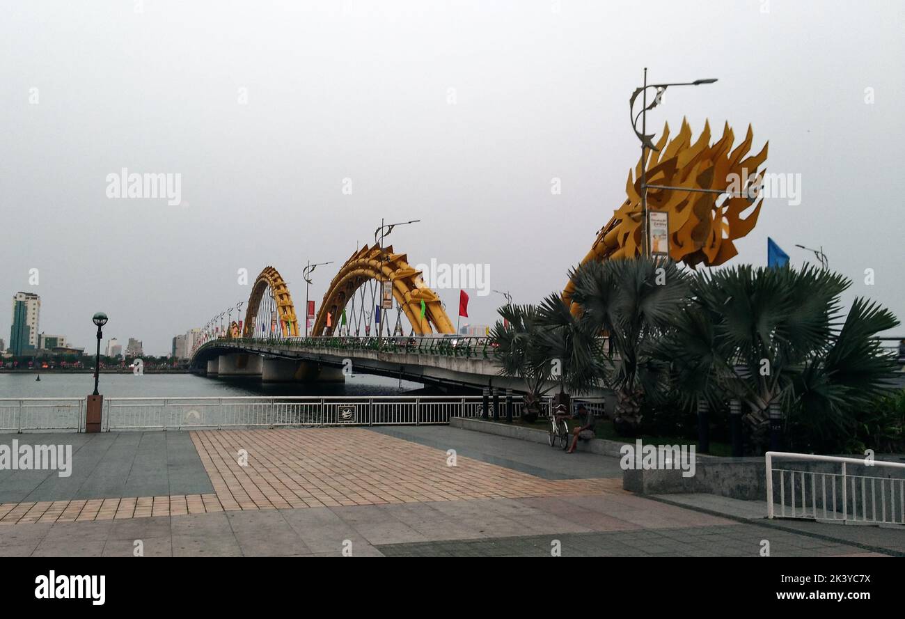 Blick auf die Drachenbrücke in der Stadt Da Nang in Vietnam. Stockfoto