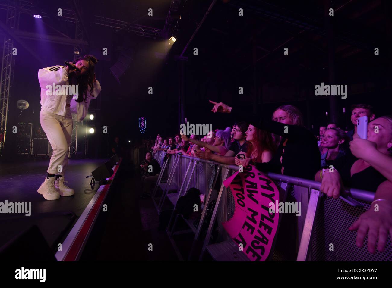 Die australische Sängerin Amy Shark tritt 2022 live auf. Stockfoto