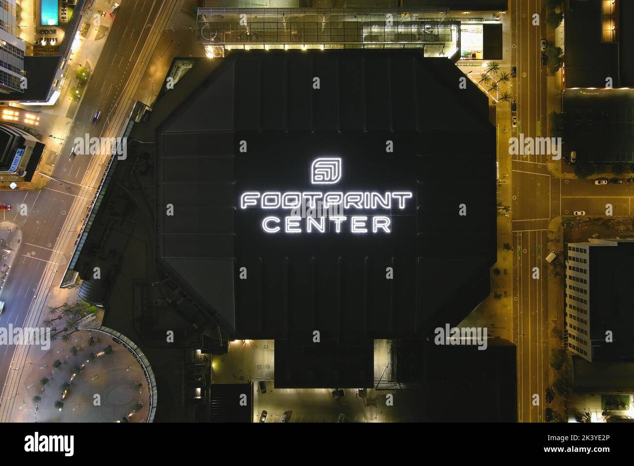 Eine allgemeine Luftaufnahme des Footprint Centers in der Nacht, Dienstag, 27. September 2022, in Phoenix. Die Arena, ehemals America West Arena, US Airways Center, Talking Stick Resort Arena und Phoenix Suns Arena, ist die Heimat der Phoenix Suns. Stockfoto