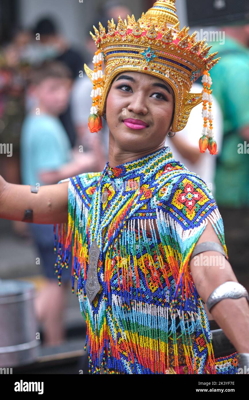Ein junger Tänzer, der klassischen Thai-Tanz in traditioneller Thai-Tanztracht aufführt; auf dem Sunday Walking Street Market in Phuket Town, Thailand Stockfoto
