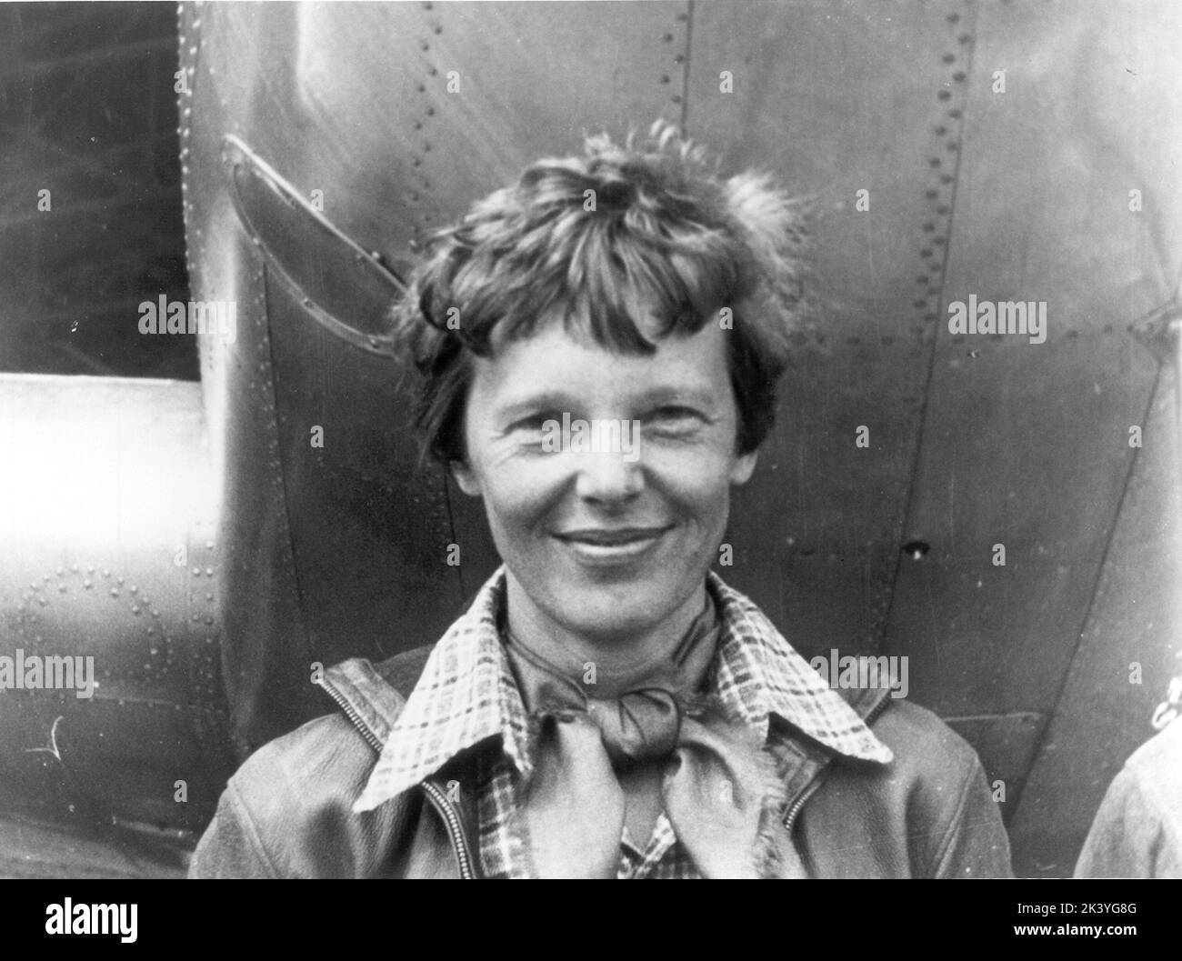 Amelia Earhart steht unter der Nase ihres Lockheed Model 10-E Electra - 1937 Stockfoto