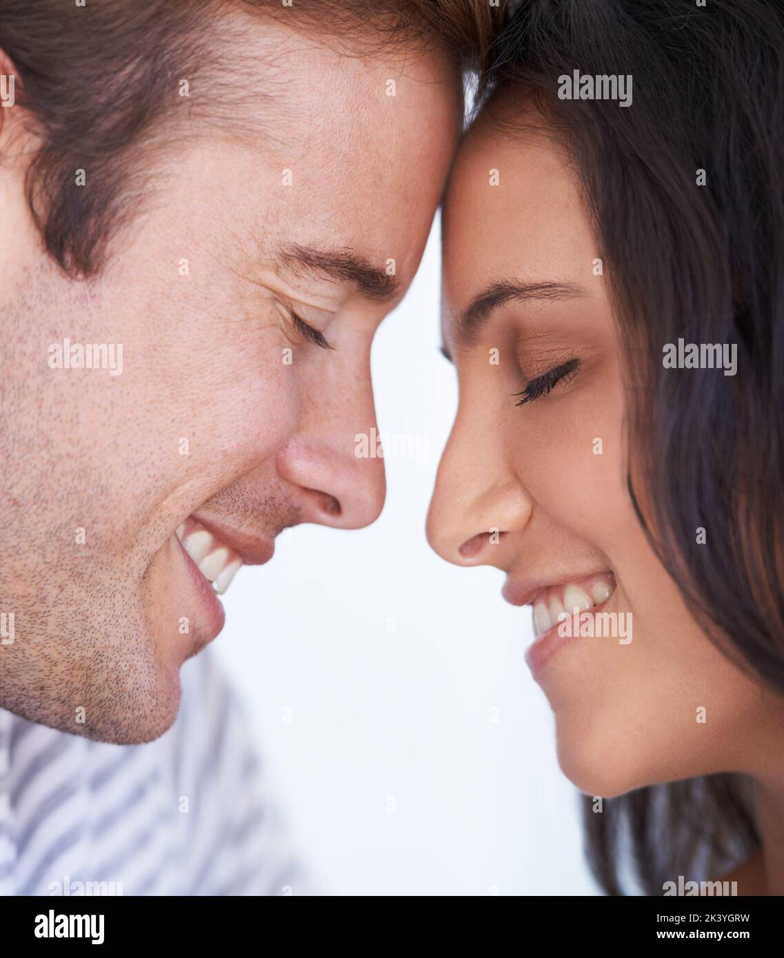 Ich kann gar nicht genug von Euch bekommen. Ein junges Paar, das mit Copyspace von Angesicht zu Angesicht steht. Stockfoto