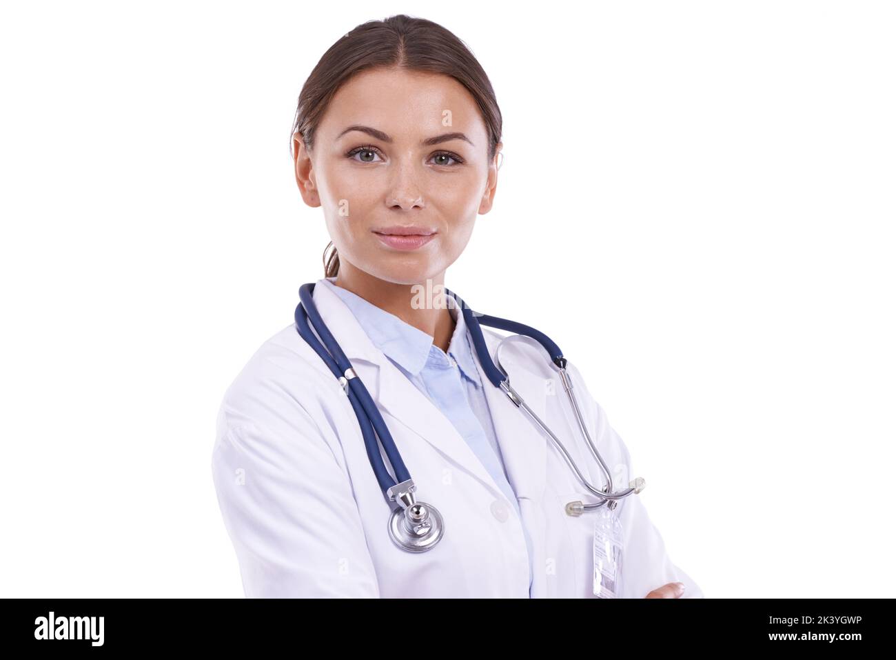 Ihre Gesundheit ist ihr Glück. Porträt eines schönen Arztes, der mit gekreuzten Armen vor weißem Hintergrund steht. Stockfoto