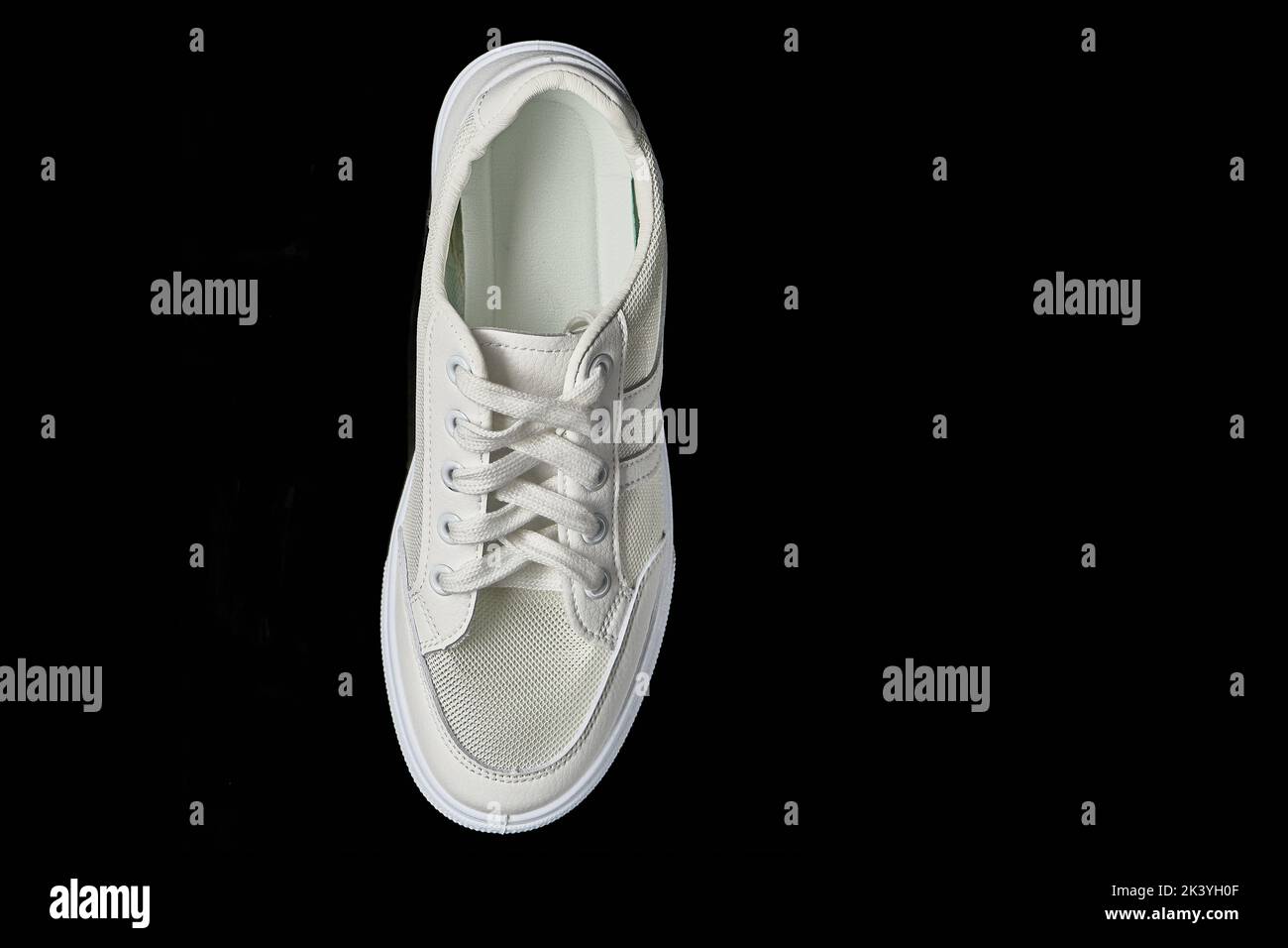 Sneaker Damen Weiß Sommer atmungsaktive Sneaker Kinderschuluniform Slip-ons für Mädchen Textil Stockfoto