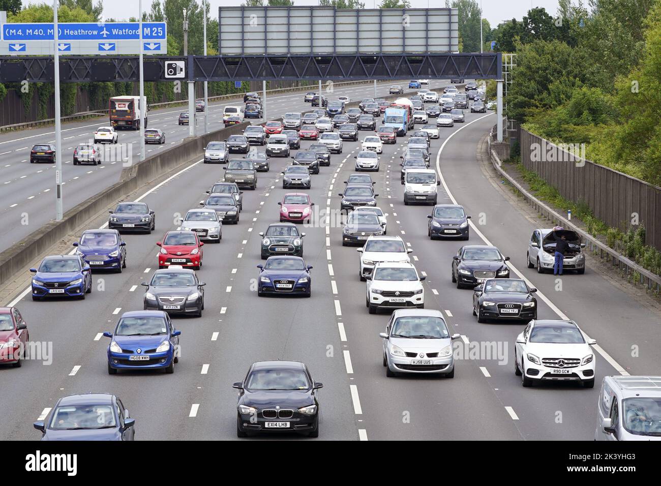 Foto vom 03/06/22 von Fahrzeugen, die auf der Autobahn M25 in der Nähe von Egham, Surrey, Schlange stehen, da fast die Hälfte der Menschen den Austausch von Kraftstoffsteuer und Verbrauchsteuern durch ein Pay-as-you-drive-System unterstützen, wurde in einer neuen Umfrage vorgeschlagen. Stockfoto