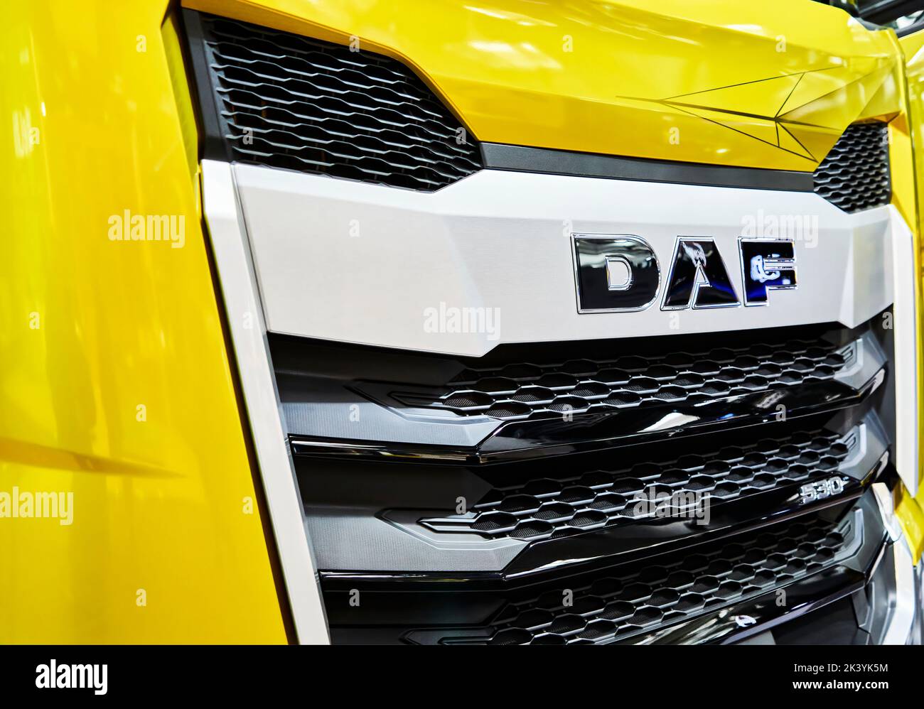 DAF-Schriftzug auf der Vorderseite eines LKW, schräge Ansicht, Hannover, Deutschland, September 24, 2022 Stockfoto