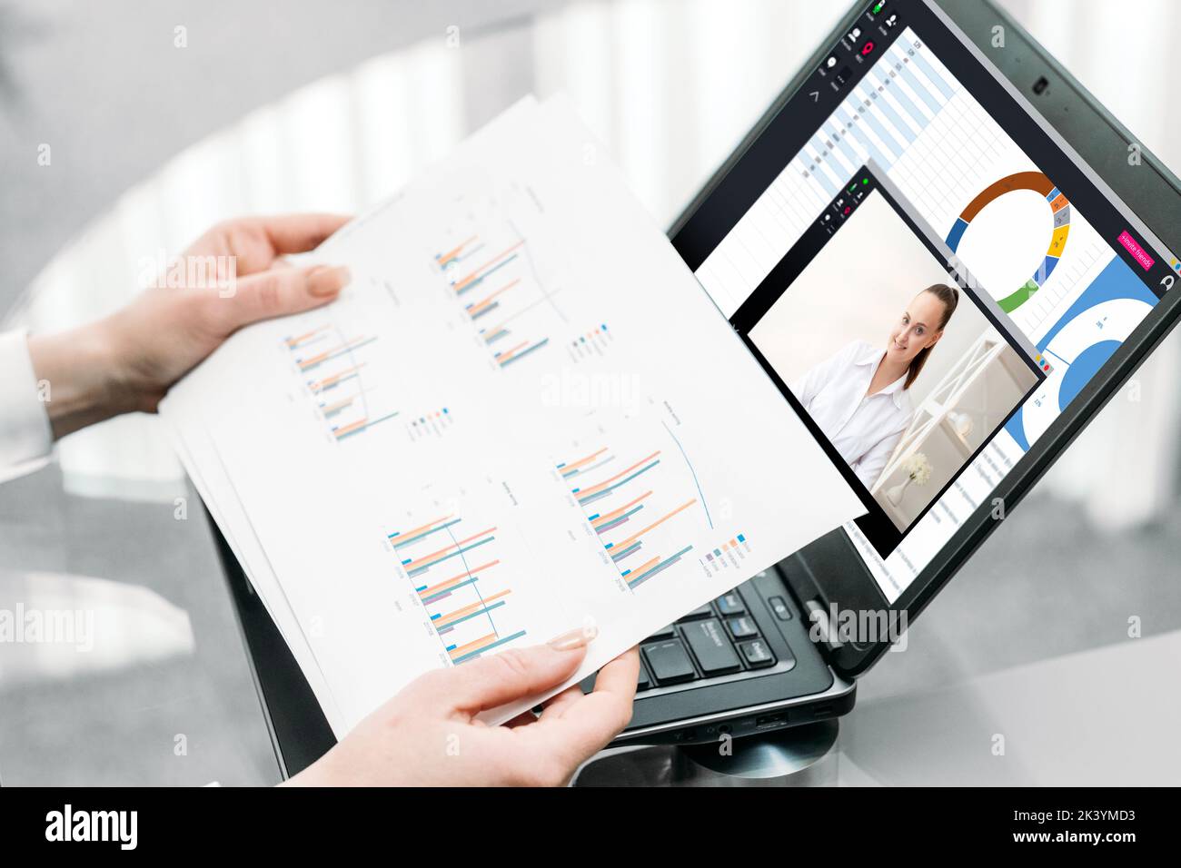 Videokonferenz. Online-Meeting. Fernarbeit. Virtuelles Büro. Weibliche Partner diskutieren Projektstatistiken überprüfen Finanzbericht mit Grafiken char Stockfoto