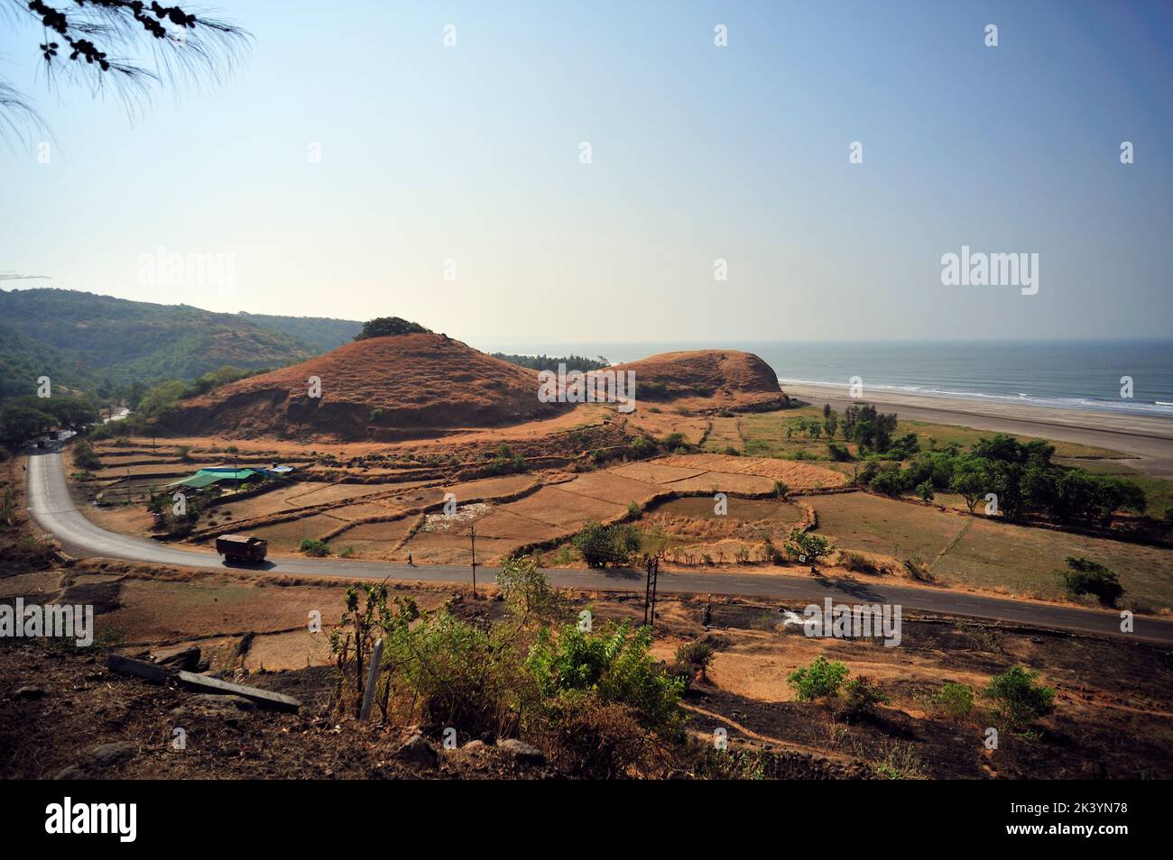 Zwei kleine Hügel und Straße am Ufer des Arebian Meer in der Nähe Harne Bezirk Ratnagiri Staat Maharashtra Indien Stockfoto