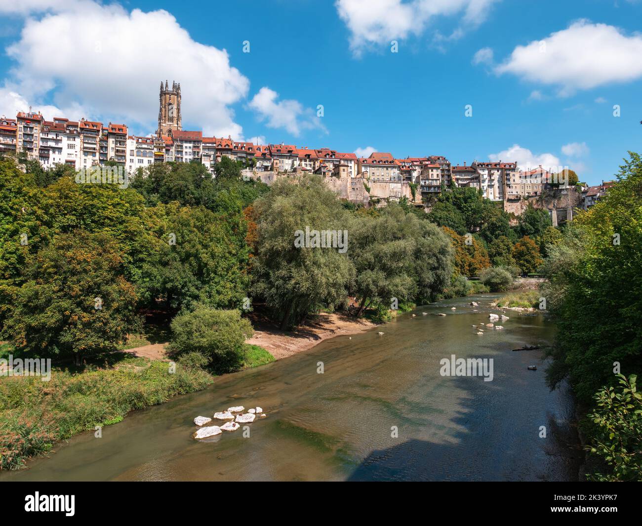 Stadtbild der Stadt Freiburg, eine der am besten erhaltenen mittelalterlichen Altstädte der Schweiz Stockfoto