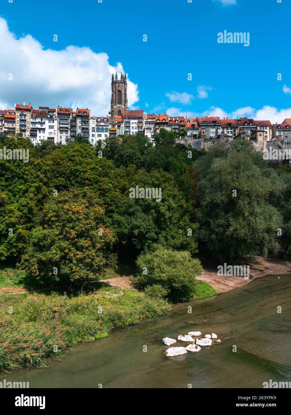 Vertikales Stadtbild der Stadt Freiburg, eine der am besten erhaltenen mittelalterlichen Altstädte der Schweiz Stockfoto