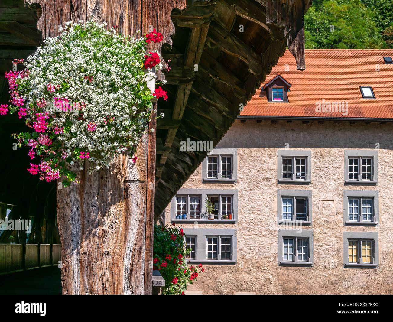 Detail einer alten Holzbrücke über die Saane in Freiburg, Schweiz Stockfoto