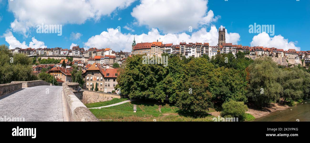 Freiburg, Schweiz - 31. August 2022: Panorama-Stadtbild der Stadt Freiburg, einer der am besten erhaltenen mittelalterlichen Altstädte der Schweiz Stockfoto