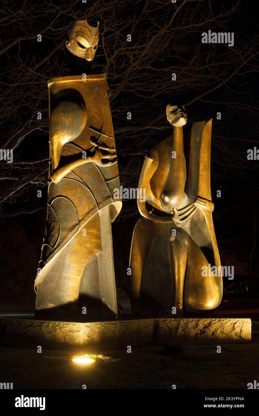 „Waitukei“, eine Bronzeskulptur männlicher und weiblicher Formen mit Maori- und europäischen Elementen, in Government Gardens, Rotorua, Neuseeland Stockfoto