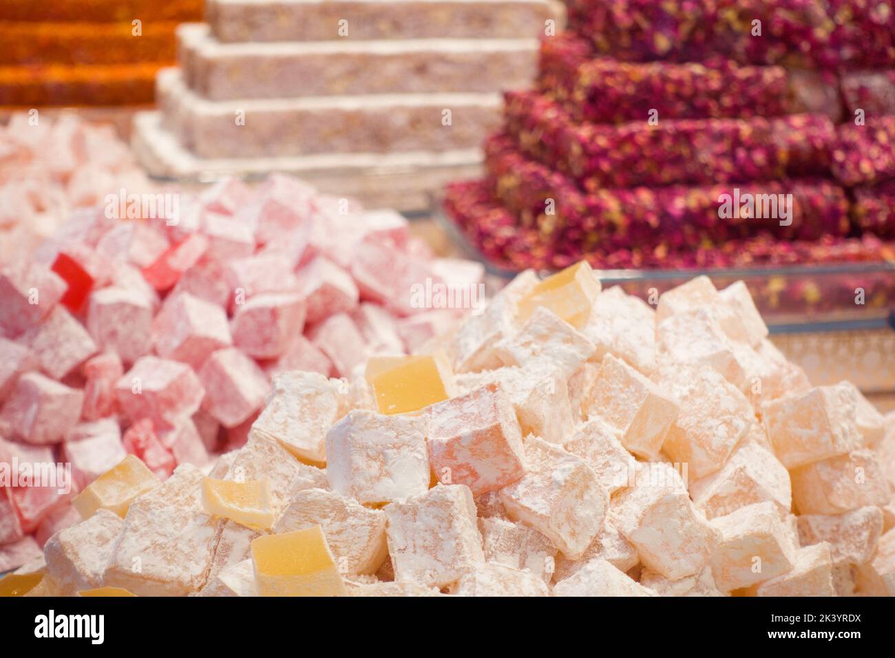 Orientalisches Vergnügen aus nächster Nähe, arabische Süßigkeiten. Stockfoto