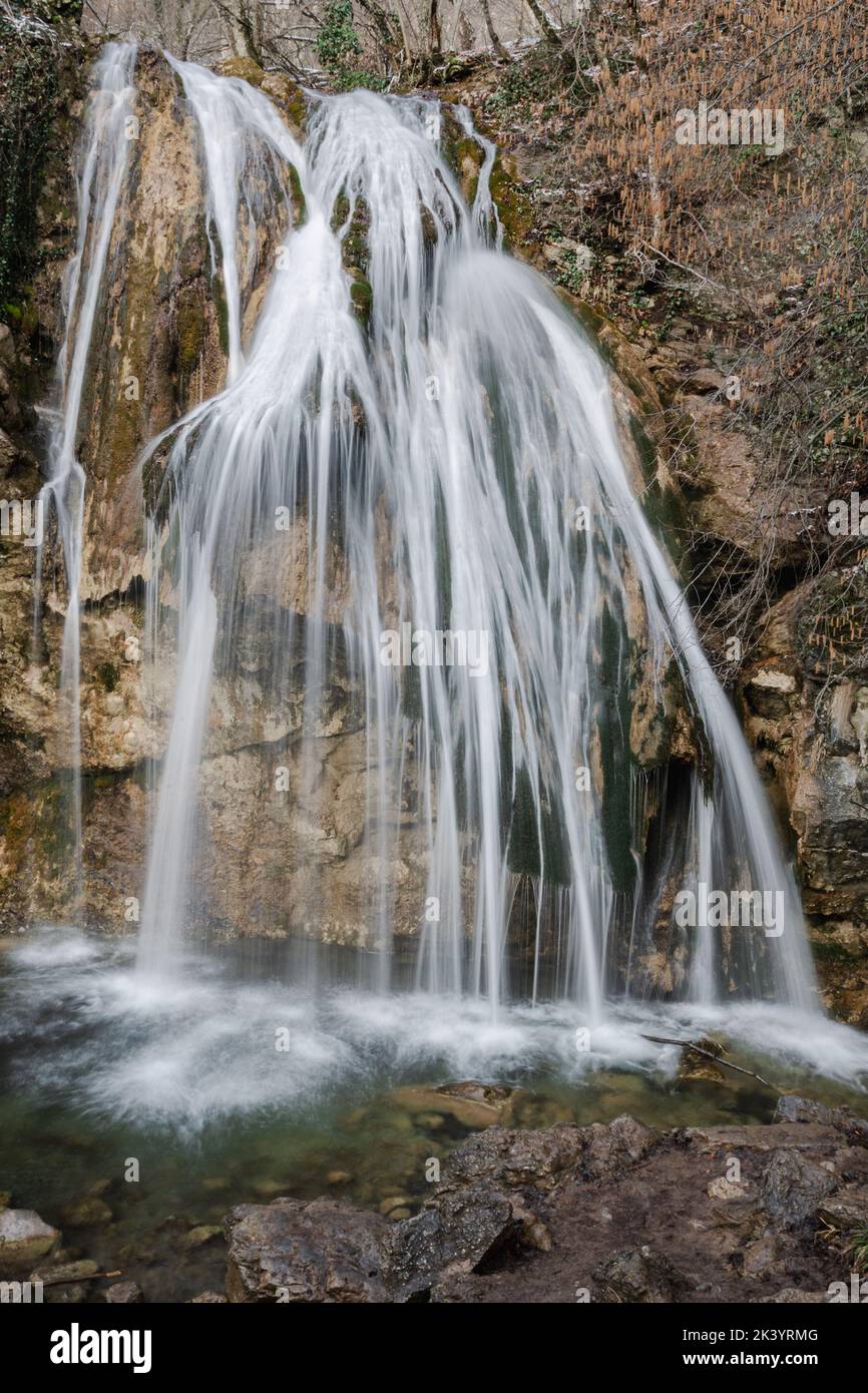 Djur-Djur Wasserfall im frühen Frühjahr mit Schnee. Chapchalskiy Schlucht in Krim Stockfoto