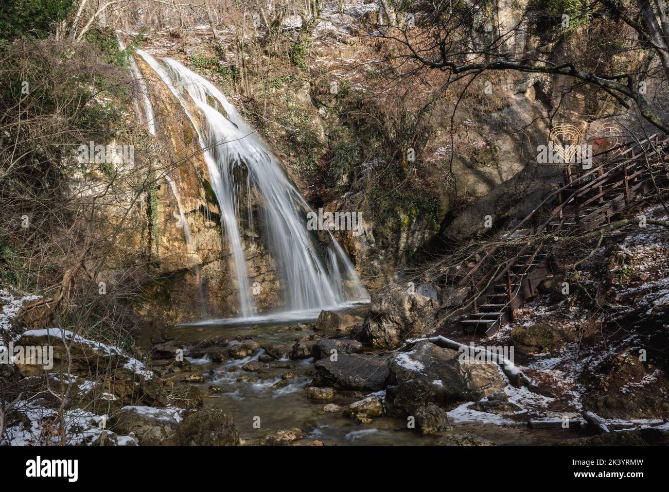 Djur-Djur Wasserfall im frühen Frühjahr mit Schnee. Chapchalskiy Schlucht in Krim Stockfoto