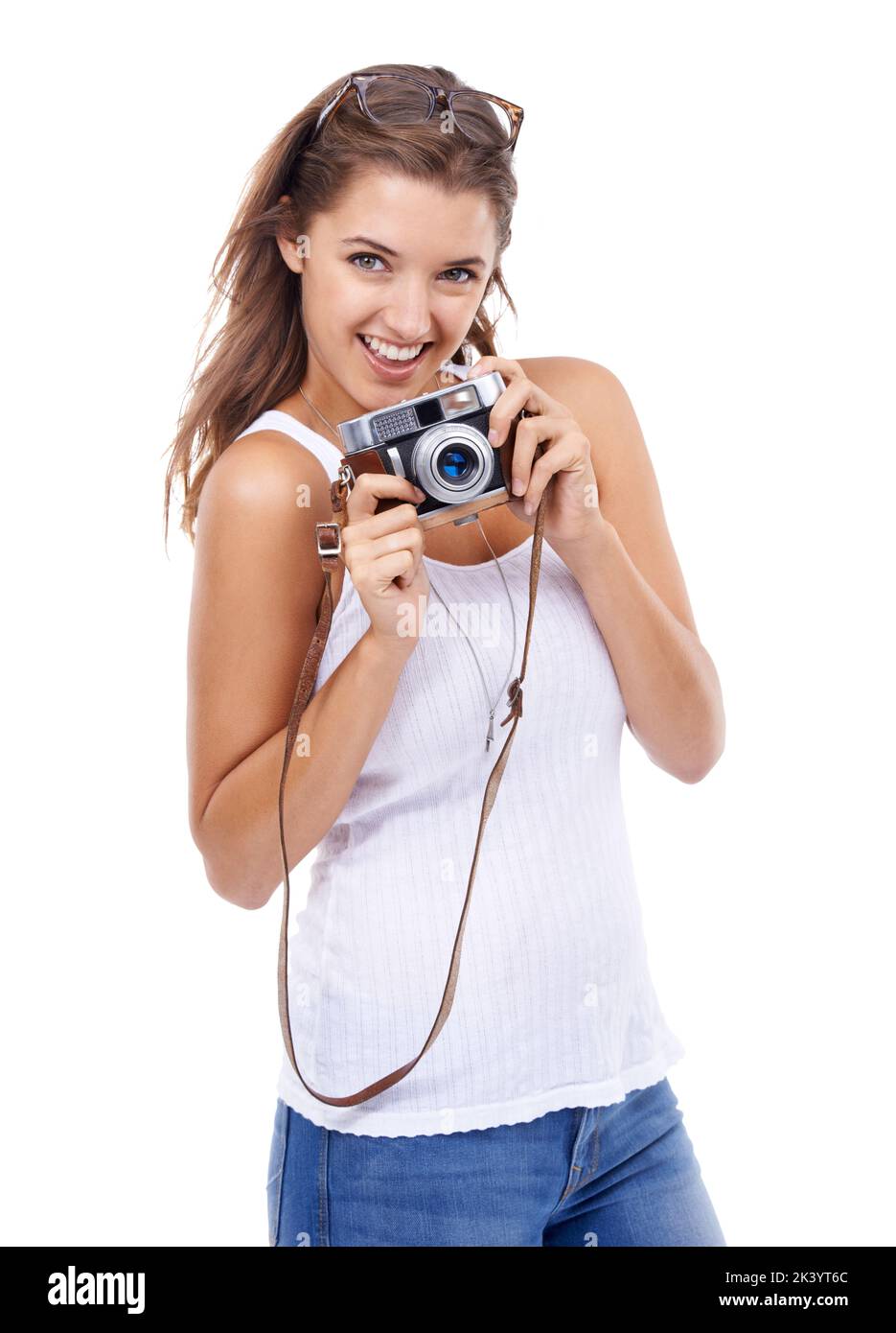 Leben durch Fotografie. Studioportrait einer jungen Frau mit einer Vintage-Kamera. Stockfoto Leben durch Fotografie. Studioportrait einer jungen Frau mit einer Vintage-Kamera. Stockfoto
