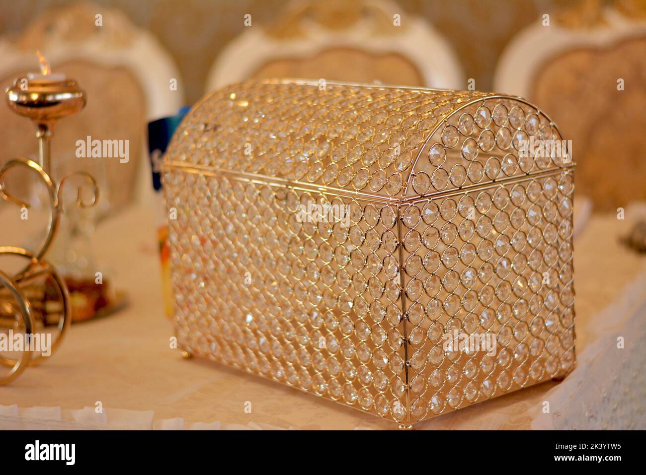 Hochzeitskisten mit Edelsteinen verziert Stockfoto