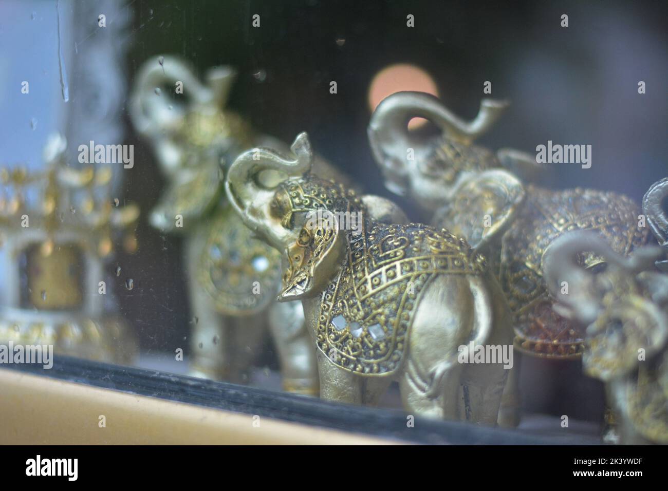 Feng Shui Elefanten in einer Vitrine. Stockfoto