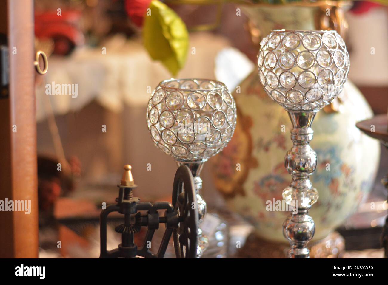 Zwei Kerzenständer mit Edelsteinen im Regal eines Ladens. Stockfoto Zwei Kerzenständer mit Edelsteinen im Regal eines Ladens. Stockfoto