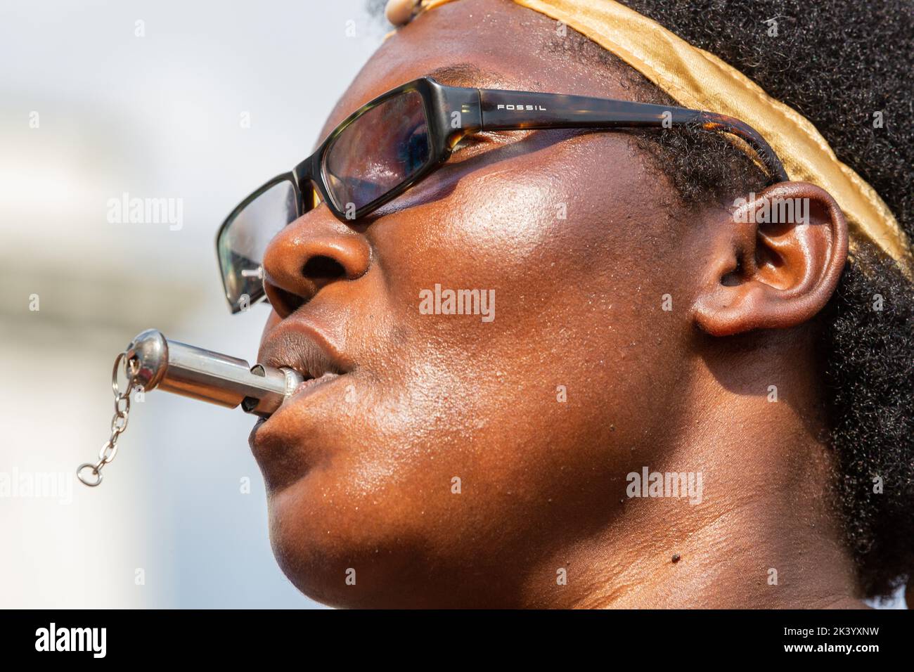 Schwarze Frau mit Brille, eine Pfeife im Mund. Brüssel. Stockfoto