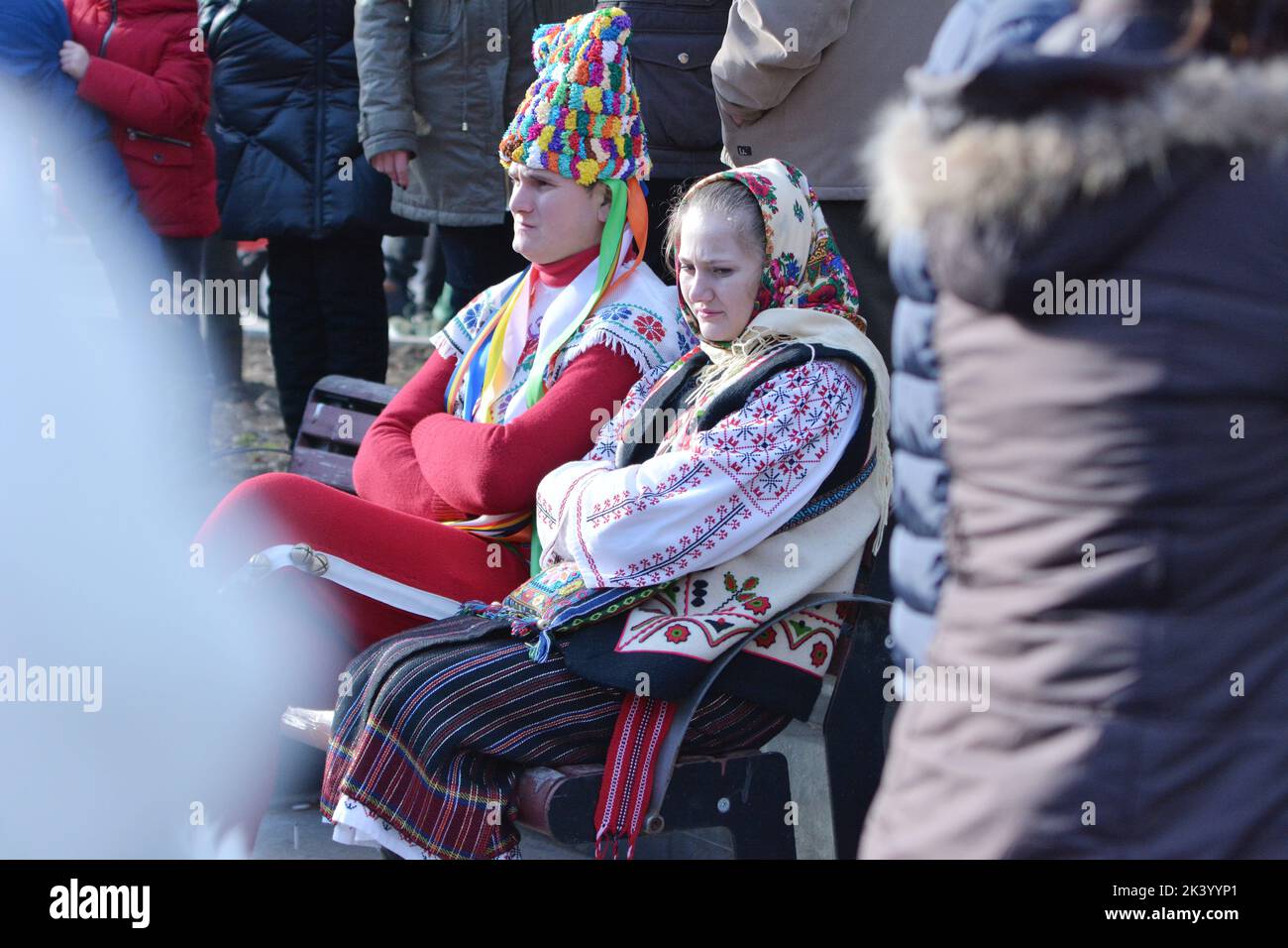 Zwei müde junge Menschen, die beim Winterfest in rumänischer Nationaltracht gekleidet waren. Authentisch traditionell aus Rumänien Stockfoto