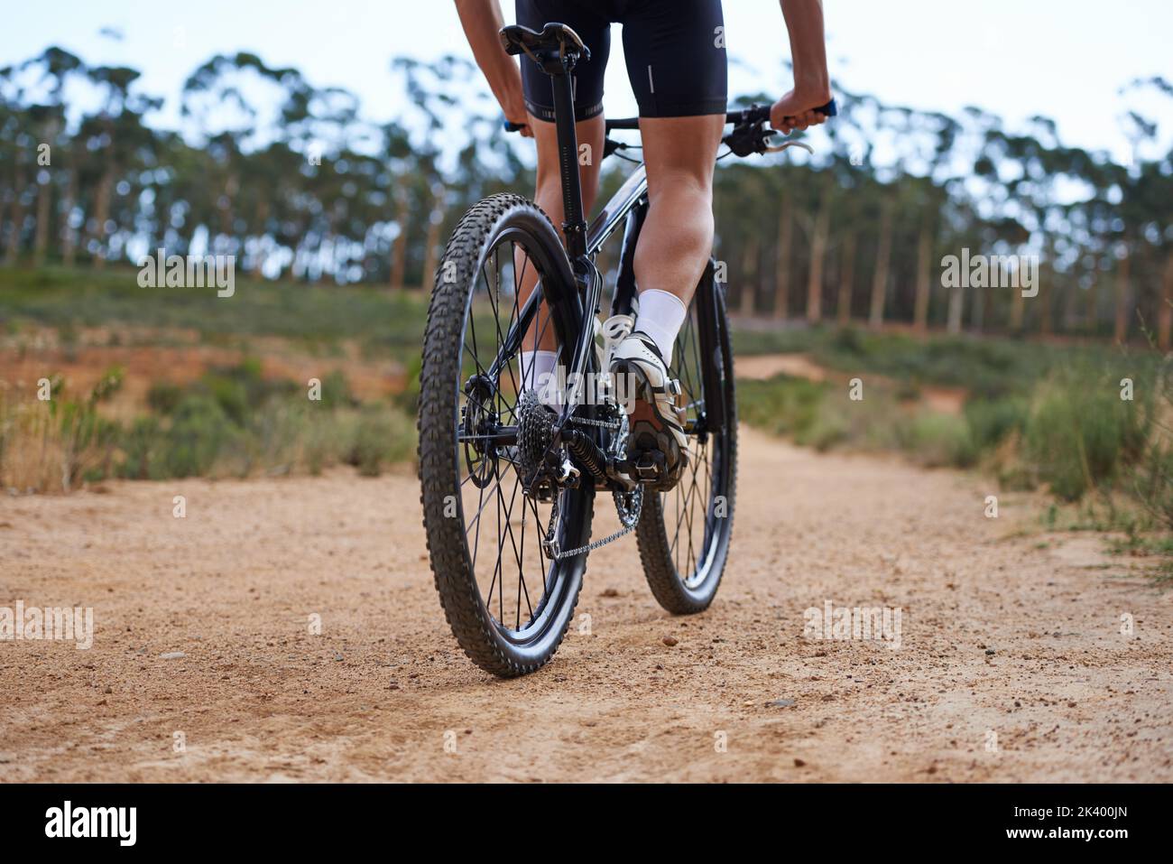 Mountainbiken macht süchtig. Beschnittene Ansicht eines Radfahrers, der mit seinem Fahrrad das Gelände im Freien erkundet. Stockfoto