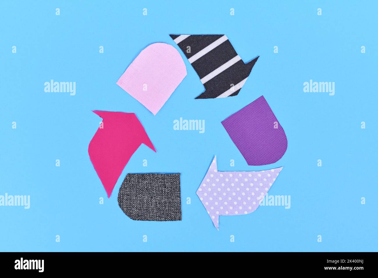 Textil Recycling Pfeil Symbol aus alten Kleidungsstücken Stockfoto