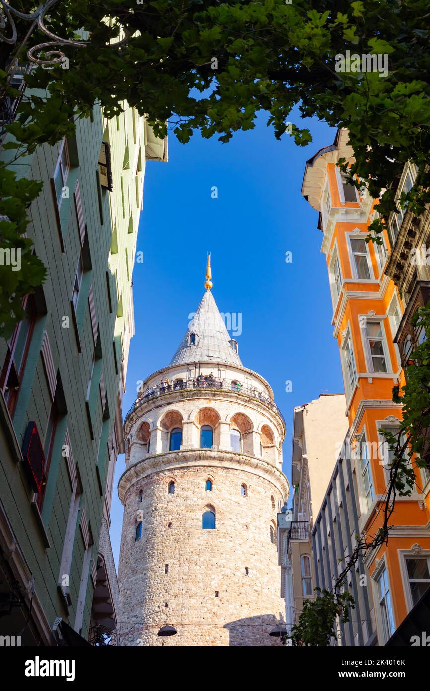Galata Tower in Istanbul. Reise nach Istanbul vertikale Geschichte Hintergrundfoto. Blick auf den Galata Tower von der Straße. Stockfoto