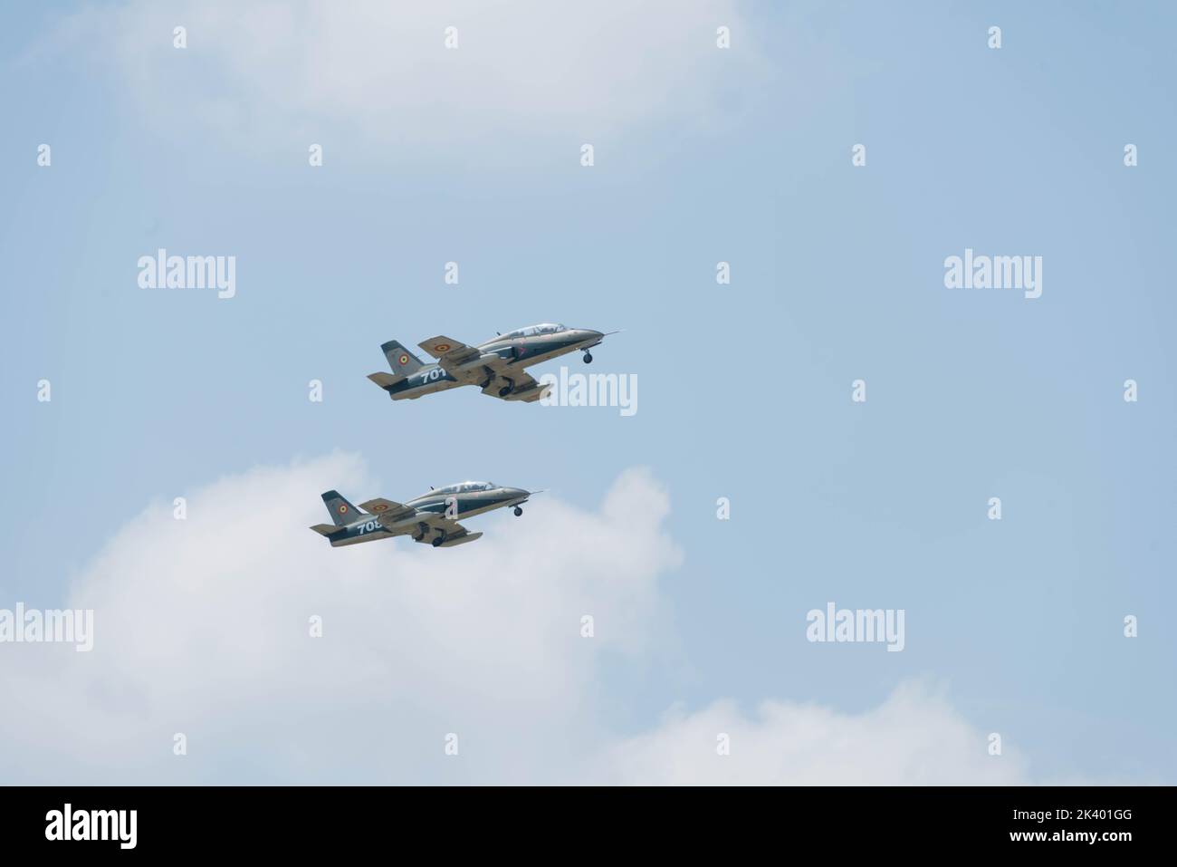 Kleine Flugzeuge am Himmel Stockfoto