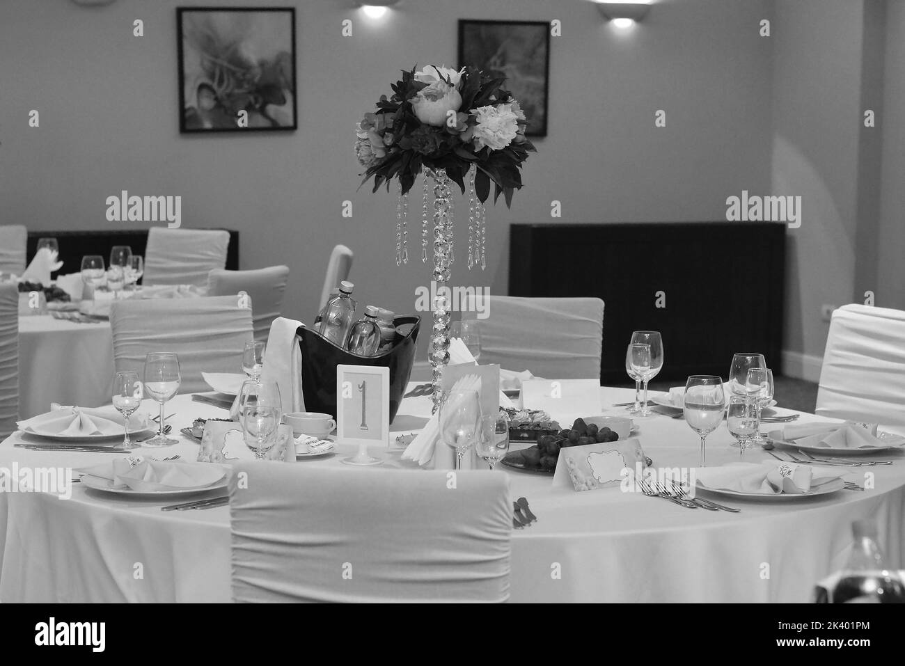 Tisch voller Besteck für die Hochzeit Stockfoto