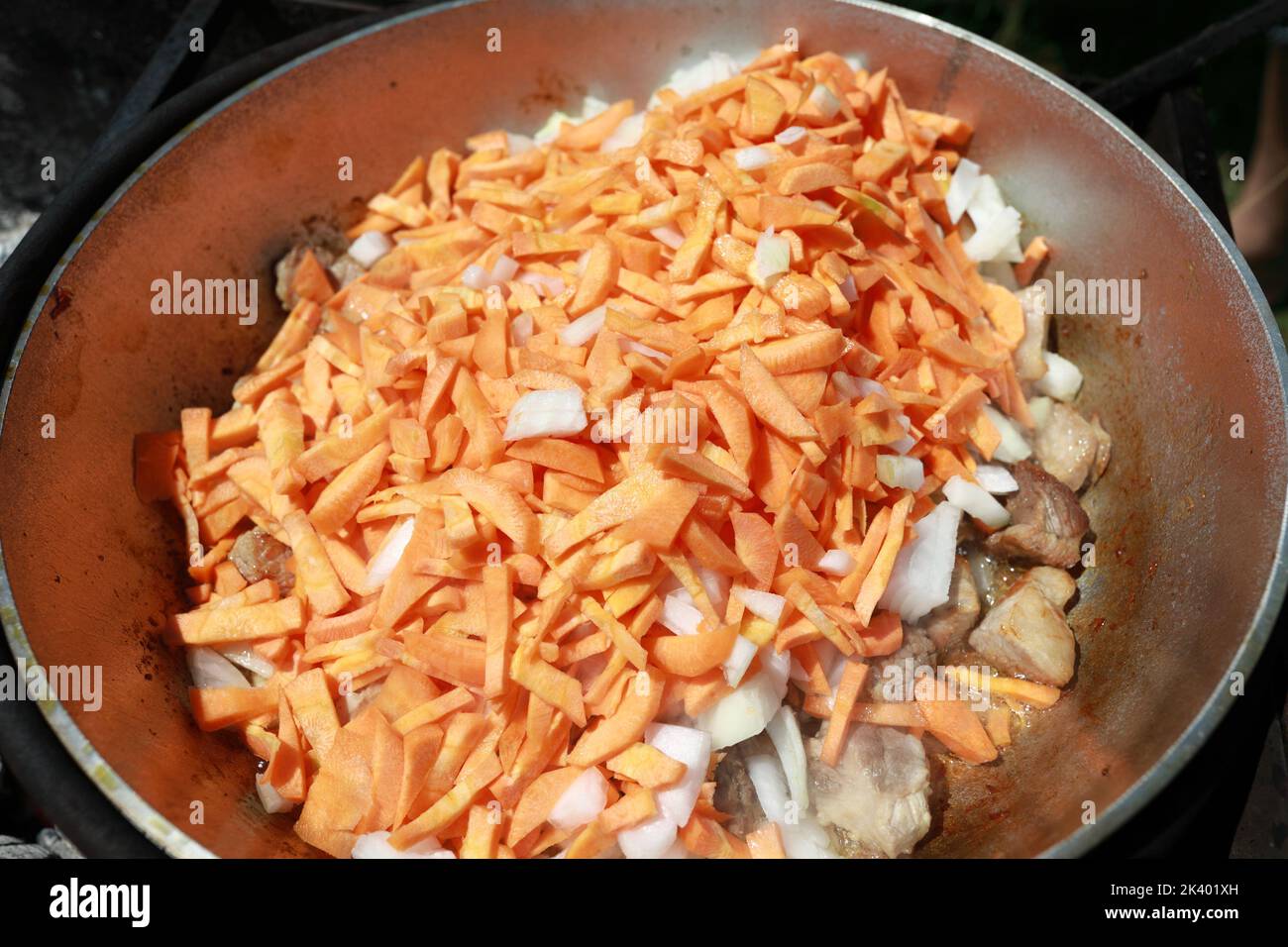 Kochen Zirvak in Kessel auf Feuer für Pilaf Stockfoto