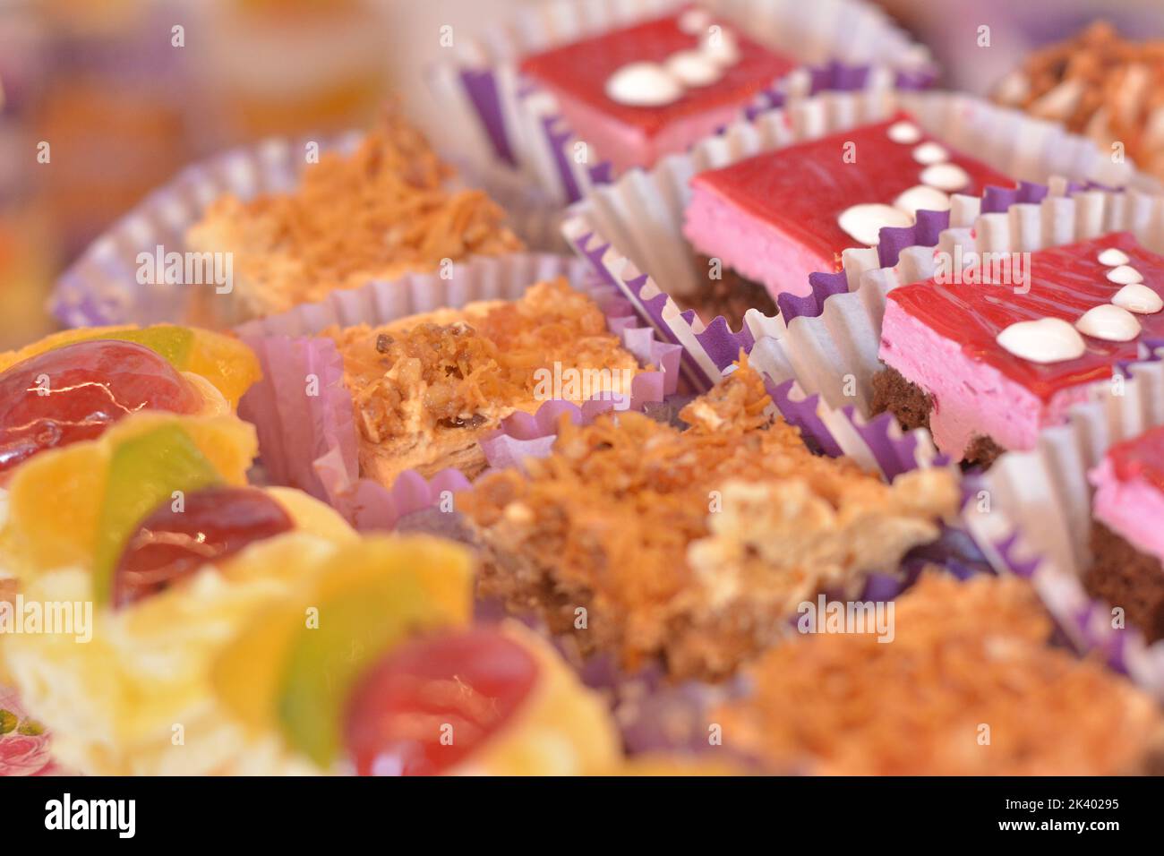 Leckere Kuchen mit Erdbeeren, Früchten und Nüssen Stockfoto