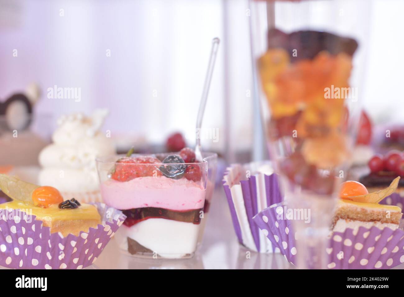 Pudding mit Erdbeercreme und Beeren darauf Stockfoto