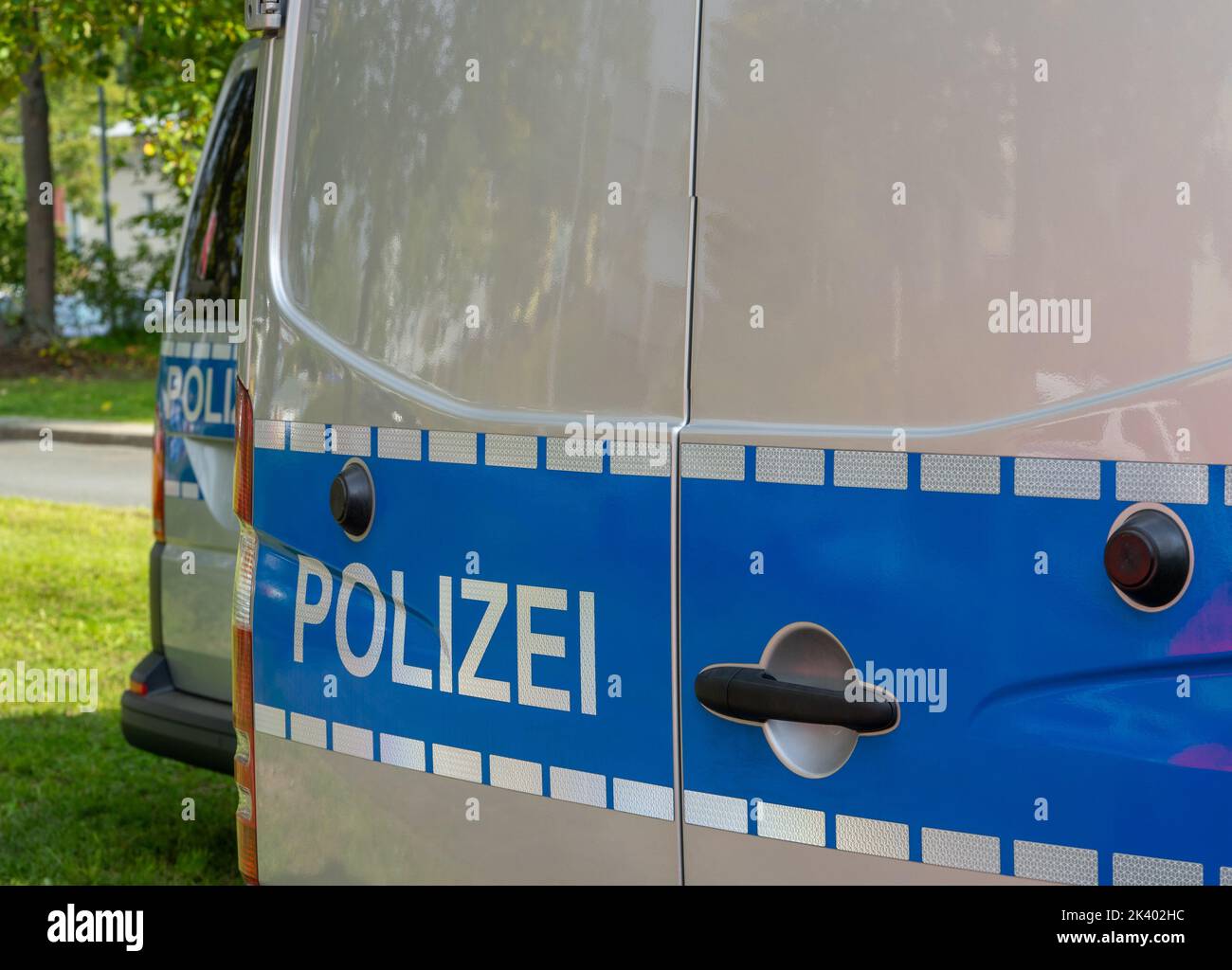 Polizeiauto bei einer Demo in Deutschland Stockfoto