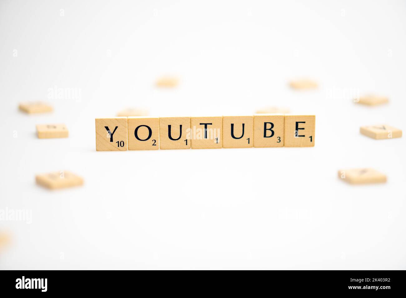 YOUTUBE Wort auf weißem Hintergrund geschrieben. YOUTUBE-Text auf weiß für Ihre Entwürfe, Konzept. Stockfoto