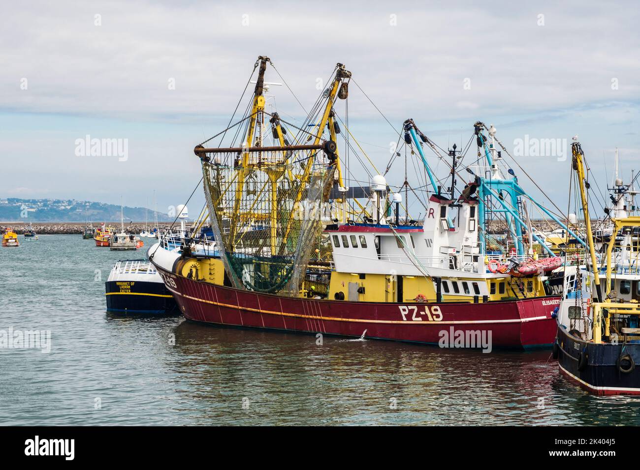 Kommerzielle Fischtrawler im Hafen im Außenhafen. Brixham, Devon, England, Großbritannien Stockfoto