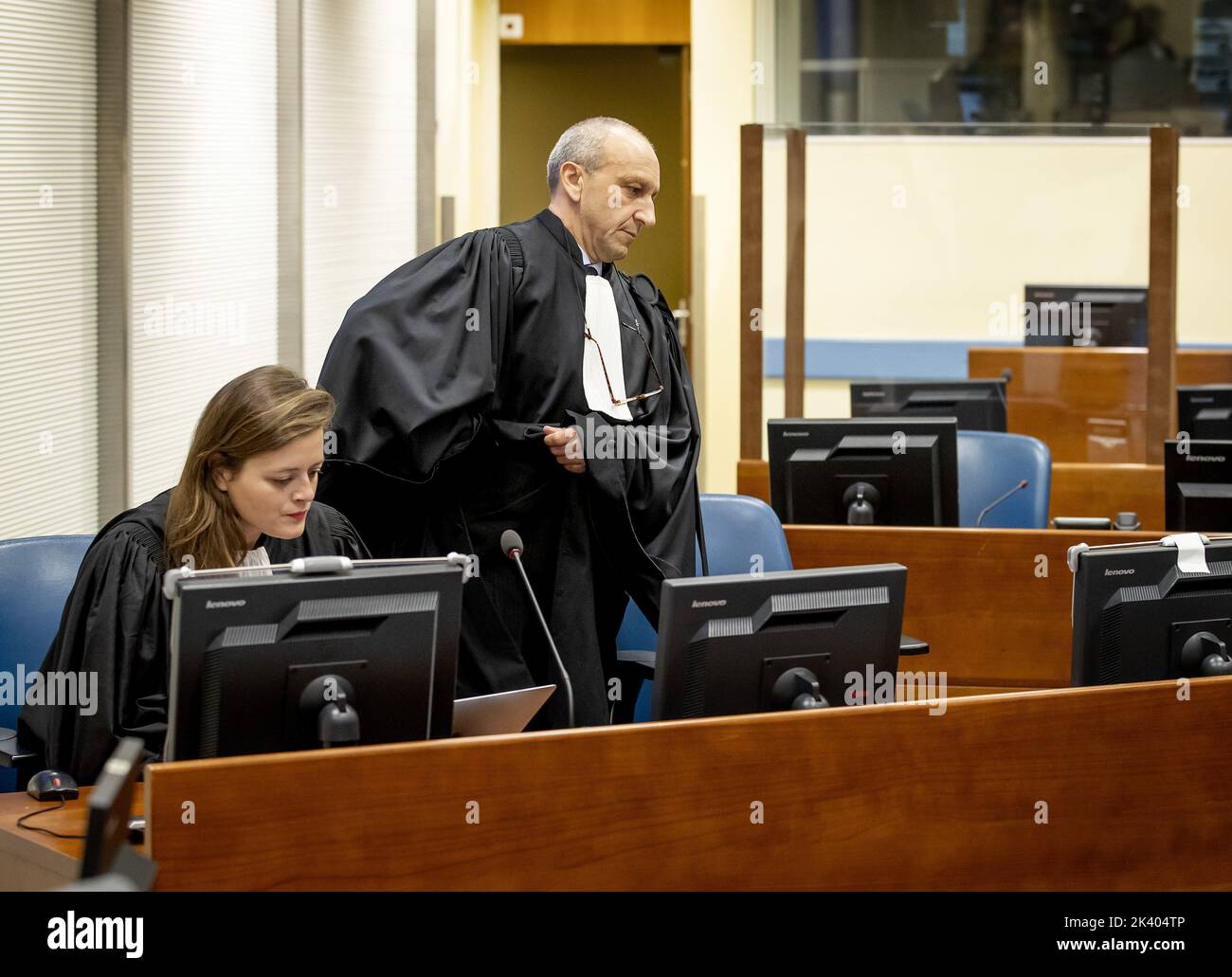 2022-09-29 09:54:11 DEN HAAG - Rechtsanwalt Emmanuel Altit (R) von Felicien Kabuga vor dem Prozess am Internationalen Restmechanismus für Strafgerichtshöfe (IRMCT) in Den Haag. Der Ruandan wird verdächtigt, eine der Schlüsselfiguren des Versuchs von 1994 gewesen zu sein, die Tutsi-Minderheit in seinem Land zu vernichten. ANP POOL KOEN VAN WEEL niederlande Out - belgien Out Stockfoto