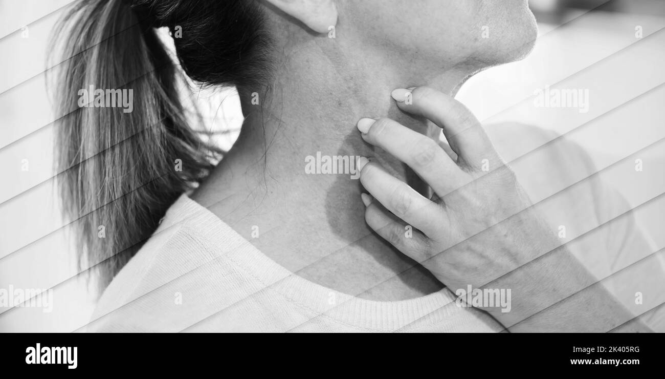 Frau mit Juckreiz und Kratzen ihren Hals. Allergiesymptome, geometrisches Muster Stockfoto