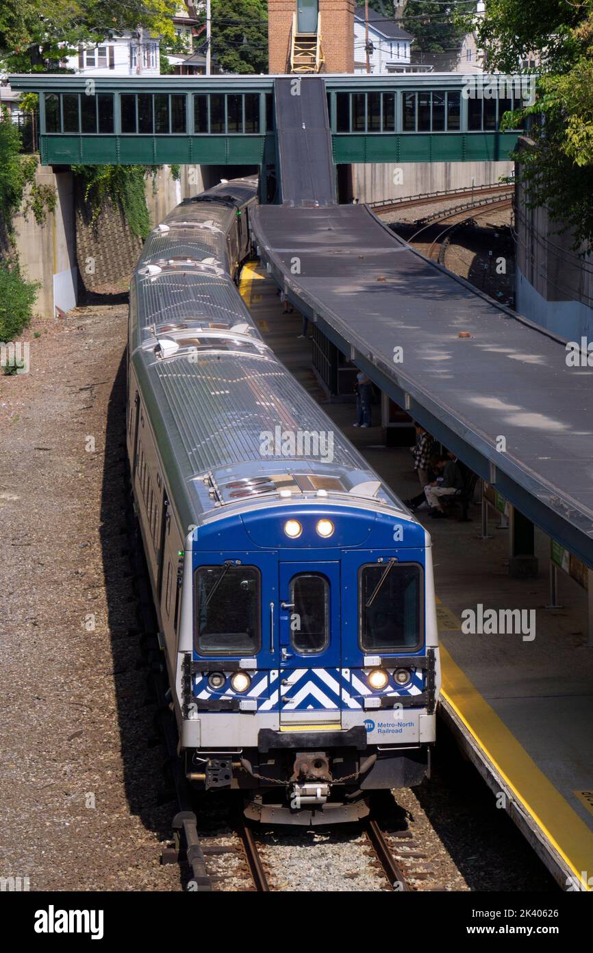 Der Metro-North-Zug fährt auf dem Weg zur Grand Central Station in Manhattan in den Bahnhof Pleasantville in Westchester ein. Stockfoto