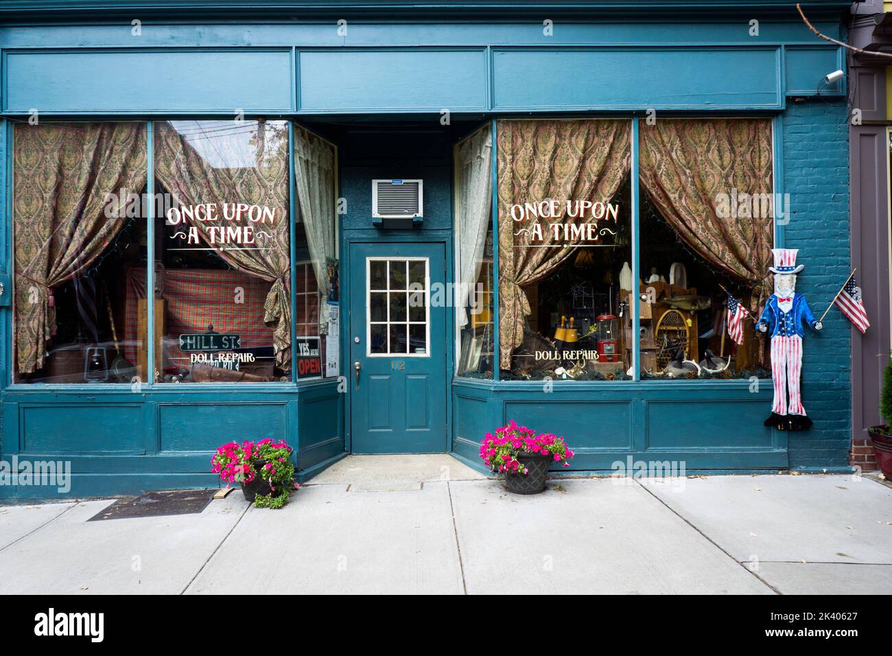 Das Äußere von ONCE UPON A TIME, einem Antiquitätengeschäft in der Main Street in Cold Spring, NY. Im Fenster ist ein Zeichen, dass sie sich auf die Puppenreparatur spezialisiert haben. Stockfoto