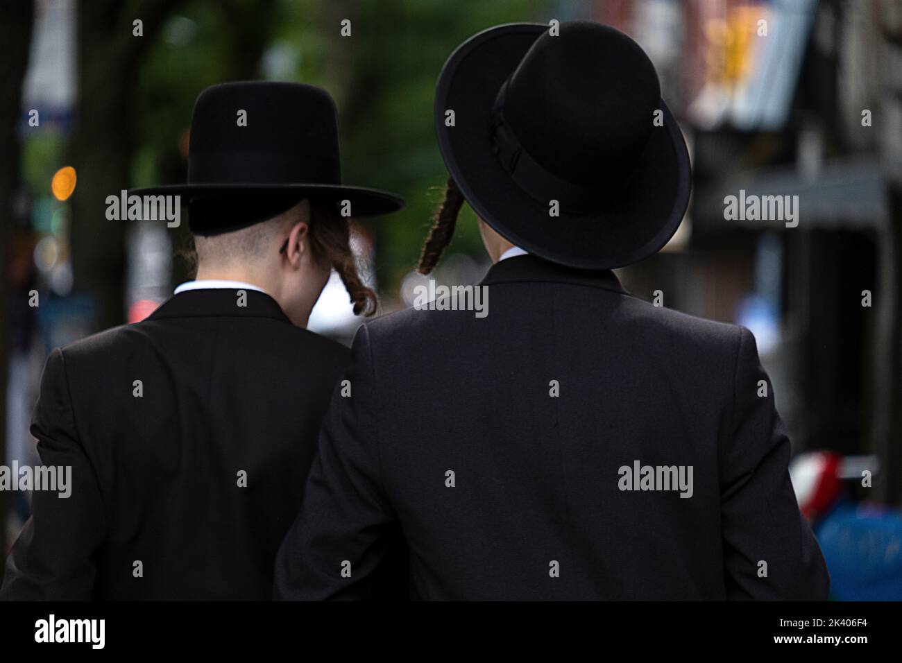 Anonyme chassidische Jungen mit langem Peyus und schwarzen Hüten. In Williamsburg, Brooklyn, New York. Stockfoto