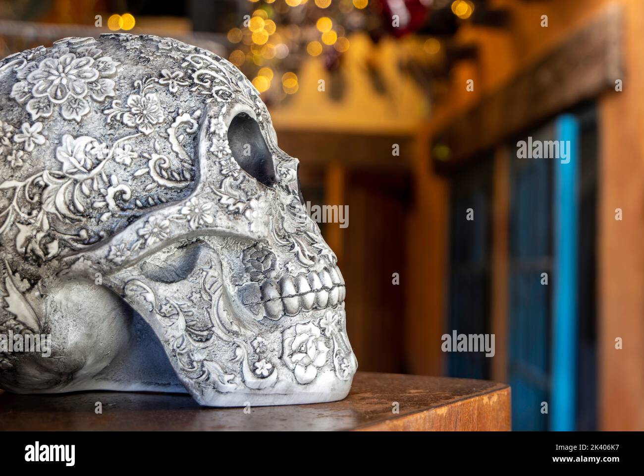 Mexikanische Keramik Töpferei Tag der Toten (Dia de los Muertos) Schädel. Seitenansicht Stockfoto